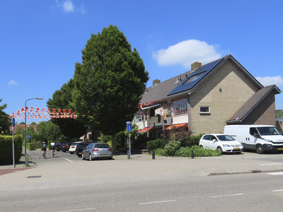 901702 Gezicht in de met oranje vlaggetjes versierde Mabeliastraat te De Meern (gemeente Utrecht); op de voorgrond de ...